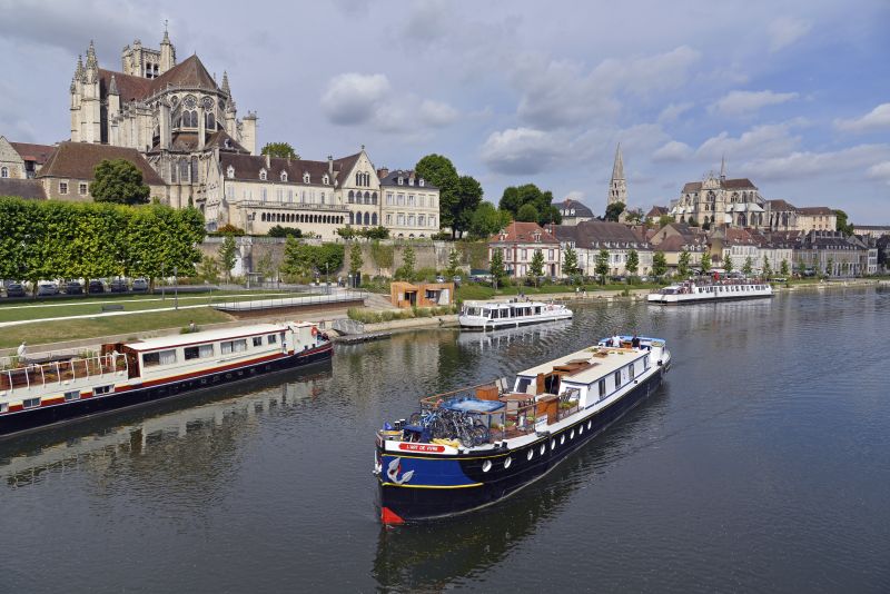 Auxerre es una de las encantadoras escalas de este crucero... CRUCEROS FLUVIALES FRANCIA L ART DE VIVRE CANAL NIVERNAIS OFERTA DESCUENTOS EUROPEAN WATERWAYS CRUCERO DE LUJO CANALES DE FRANCIA BORGOÑA BOURGOGNE HOTEL BARGE ART DE VIVRE ELEGANTES AUXERRE